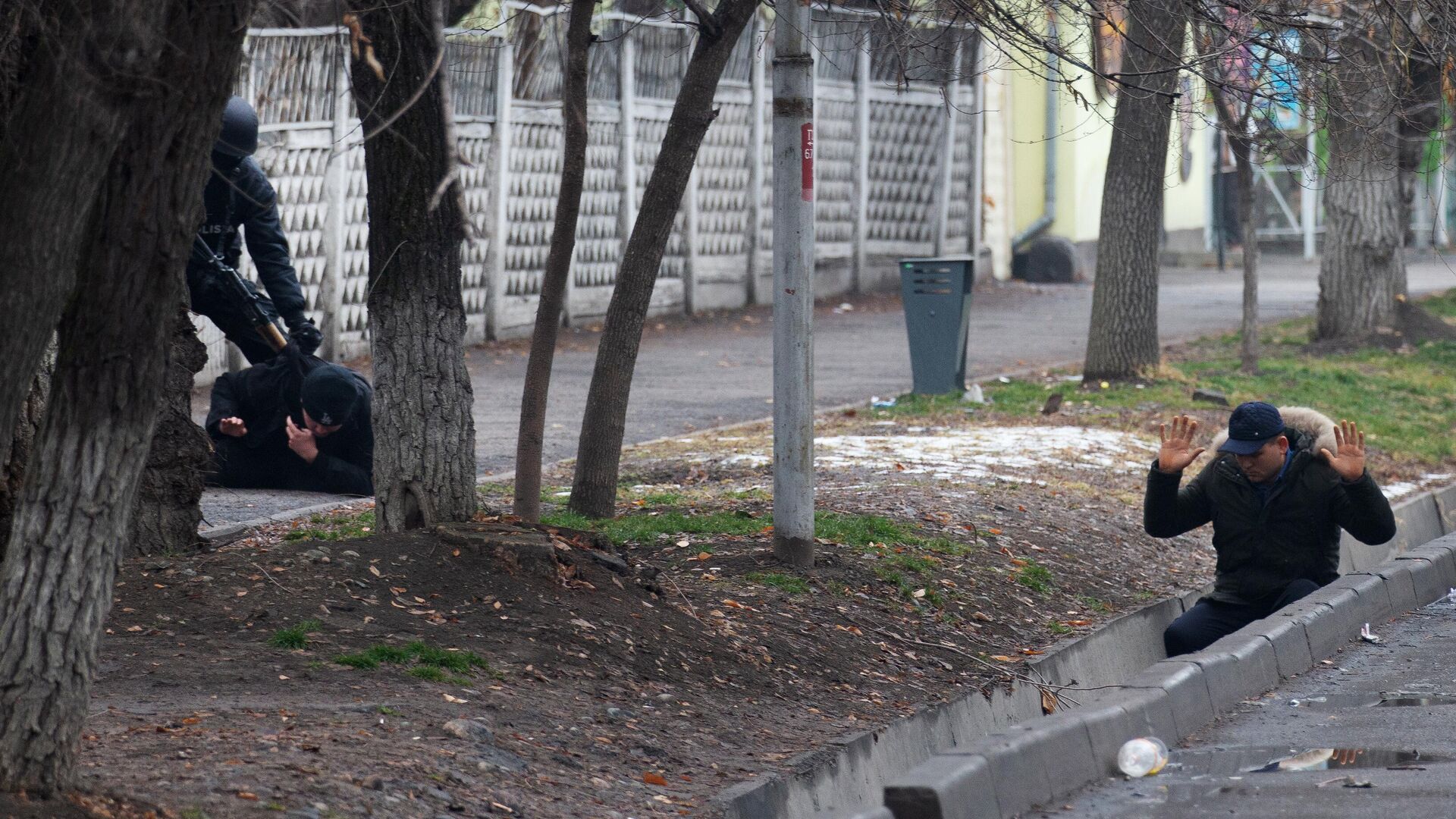 Полицейский задерживает мужчину на улице Байтурсынова в Алма-Ате - РИА Новости, 1920, 09.01.2022