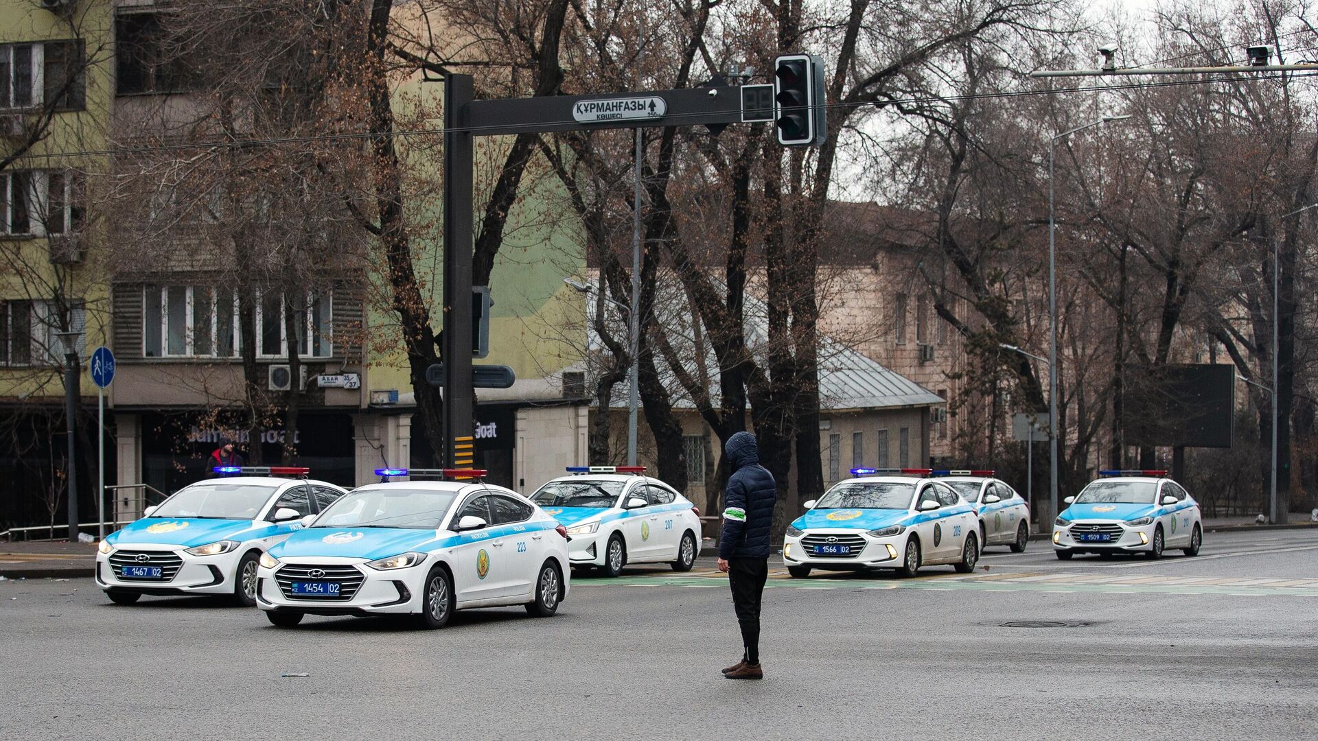 Автомобили полиции в центре Алма-Аты - РИА Новости, 1920, 09.01.2022