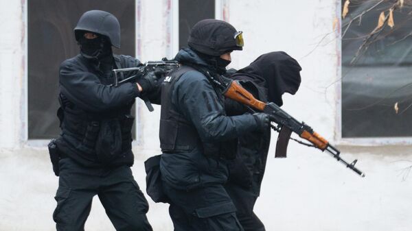 Полицейские задерживают мужчину, Казахстан