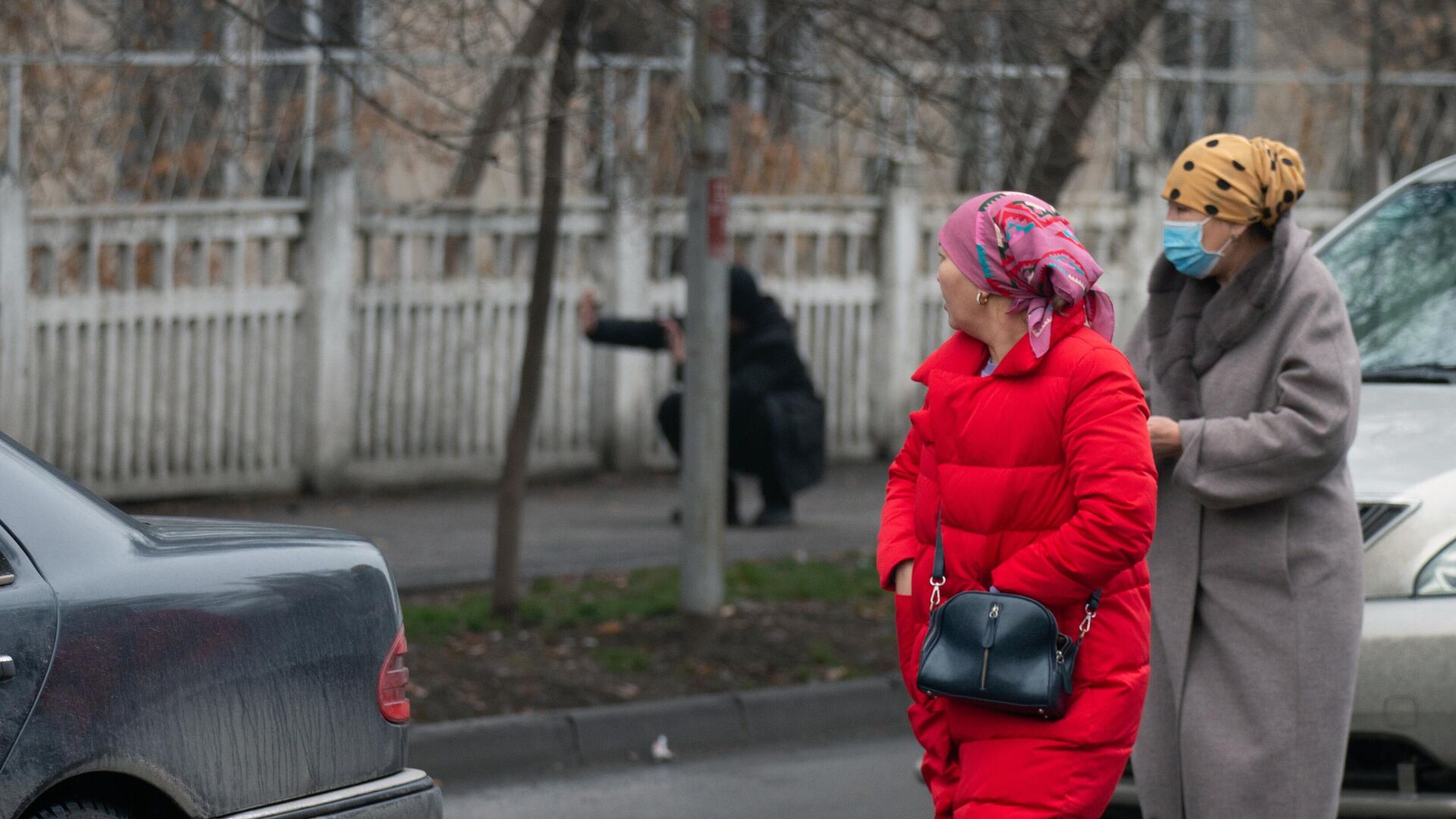 Женщины во время стрельбы на улице Байтурсынова в Алма-Ате - РИА Новости, 1920, 10.01.2022