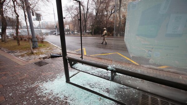 Разбитая остановка общественного транспорта после погромов в Алма-Ате