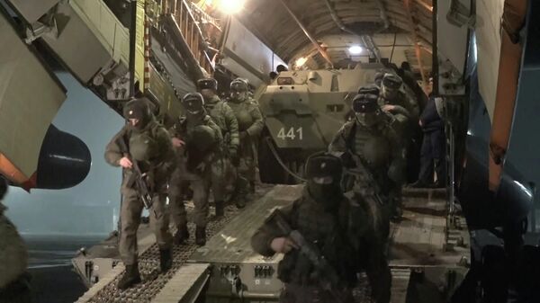 Выгрузка личного состава и военной техники из состава миротворческих сил ОДКБ на аэродроме в Казахстане