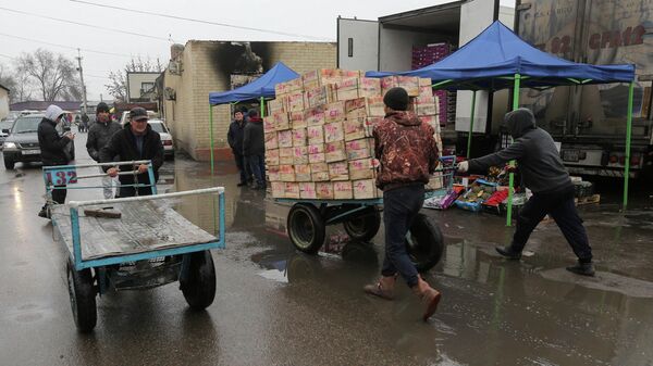 Местные жители на продовольственном рынке в Алма-Ате
