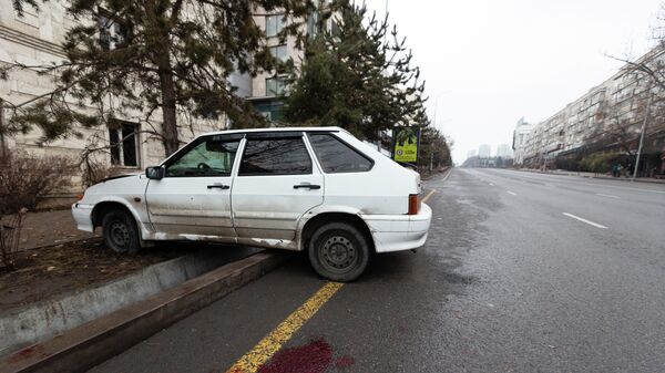 Поврежденный автомобиль в результате погромов в Алма-Ате
