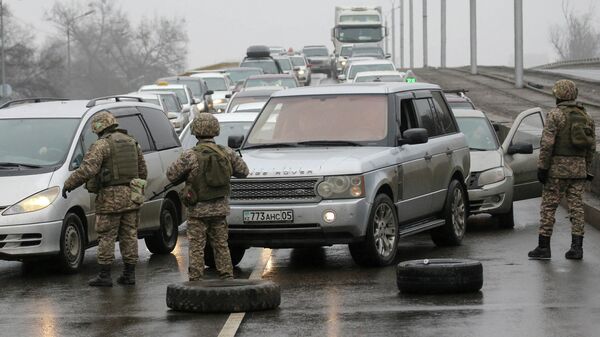 Блокпост с военными, организованный на дороге в Алма-Ате после массовых беспорядков