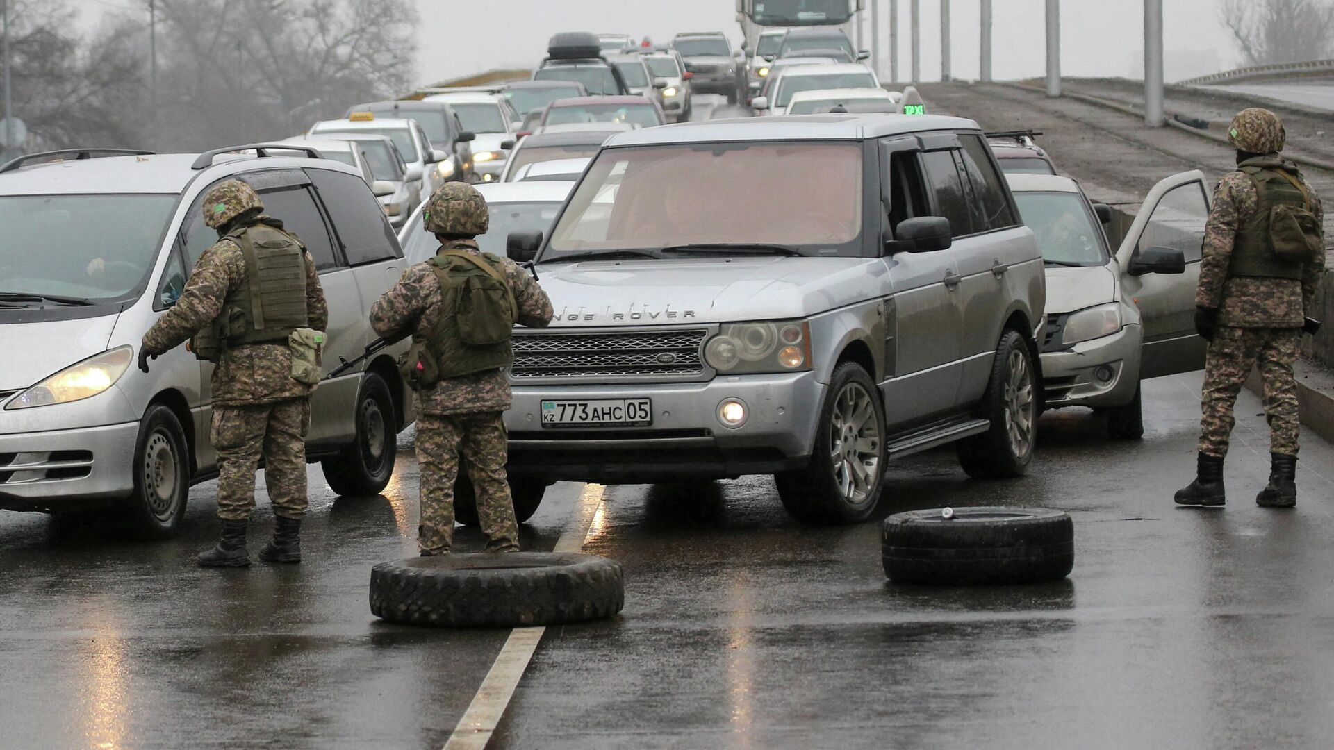 Блокпост с военными, организованный на дороге в Алма-Ате после массовых беспорядков - РИА Новости, 1920, 11.01.2022