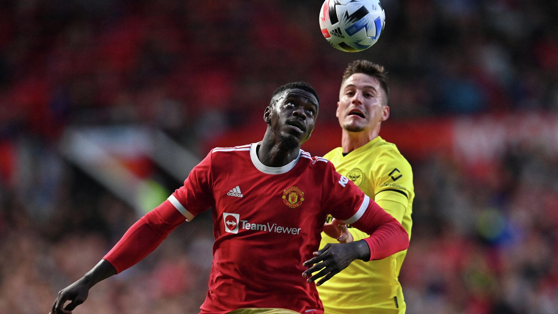Manchester United's Congo-born English defender Axel Tuanzebe (L) vies with Brentford's Spanish striker Sergi Canos during the English Premier League friendly football match between Manchester United and Brentford at Old Trafford in Manchester, north west England, on July 28, 2021. (Photo by Paul ELLIS / AFP) / RESTRICTED TO EDITORIAL USE. No use with unauthorized audio, video, data, fixture lists, club/league logos or 'live' services. Online in-match use limited to 120 images. An additional 40 images may be used in extra time. No video emulation. Social media in-match use limited to 120 images. An additional 40 images may be used in extra time. No use in betting publications, games or single club/league/player publications. /  - РИА Новости, 1920, 08.01.2022