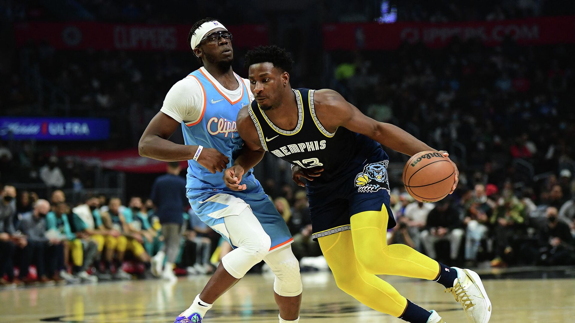 Jan 8, 2022; Los Angeles, California, USA; Memphis Grizzlies forward Jaren Jackson Jr. (13) moves the ball against Los Angeles Clippers guard Reggie Jackson (1) during the first half at Crypto.com Arena. Mandatory Credit: Gary A. Vasquez-USA TODAY Sports - РИА Новости, 1920, 09.01.2022