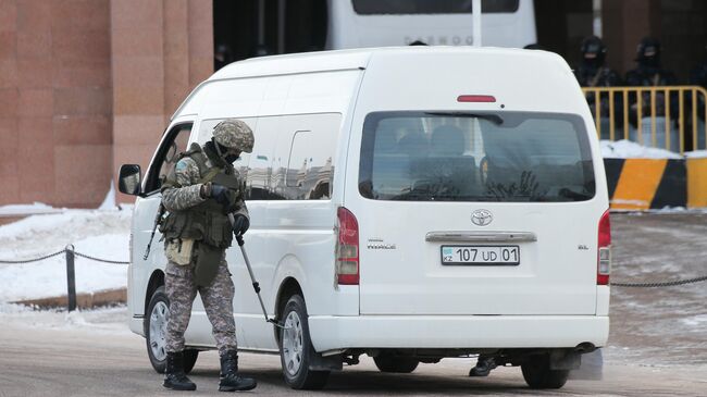 Казахстанский полицейский проверяет автомобиль 