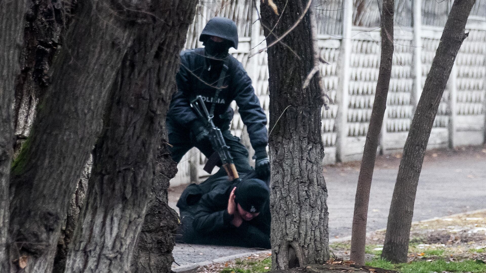 Сотрудник полиции задерживает участника акции протеста в Алма-Ате, Казахстан - РИА Новости, 1920, 10.01.2022