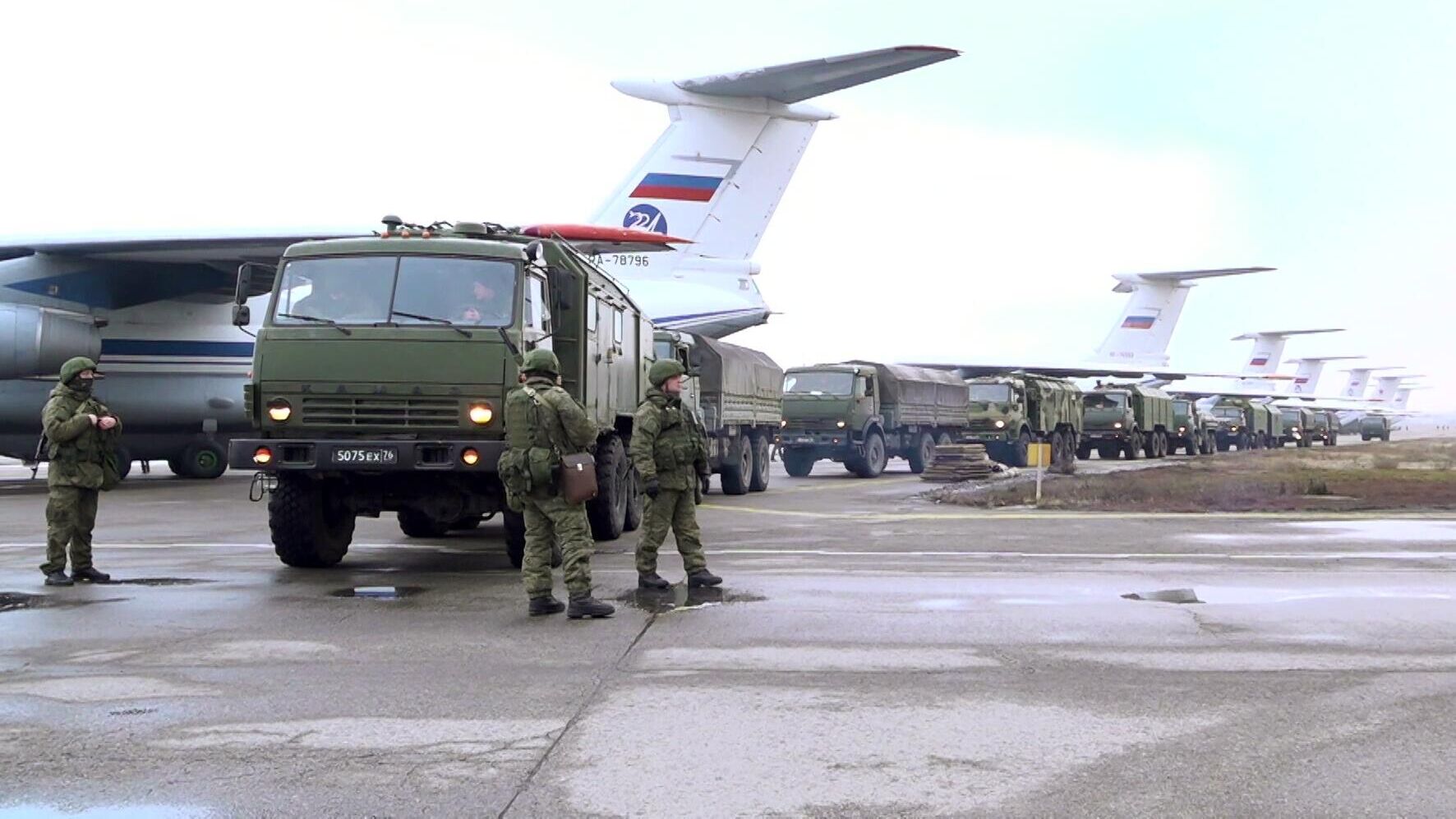 Личный состав и военная техника из состава миротворческих сил ОДКБ на аэродроме в Алматы - РИА Новости, 1920, 11.01.2022