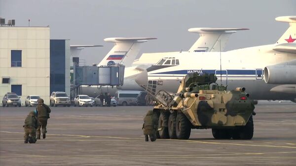 Тренировка подразделений российского контингента миротворческих сил ОДКБ на аэродроме в Алматы. Скриншот видео
