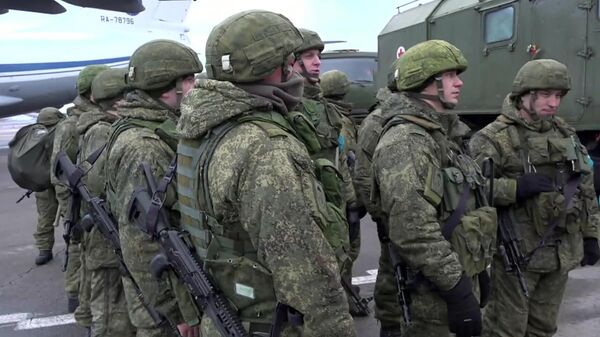 Личный состав миротворческих сил ОДКБ на аэродроме в Алма-Ате