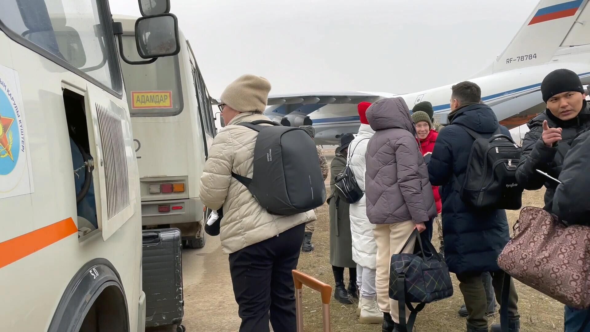 Эвакуация российских туристов из Алма-Аты самолетом военно-транспортной авиации - РИА Новости, 1920, 13.01.2022