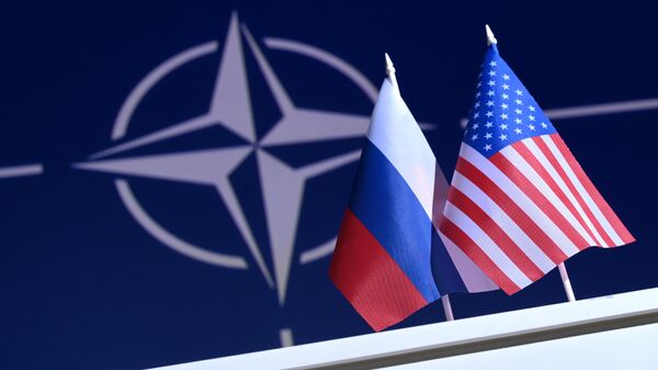Флаги России и США на фоне логотипа НАТО