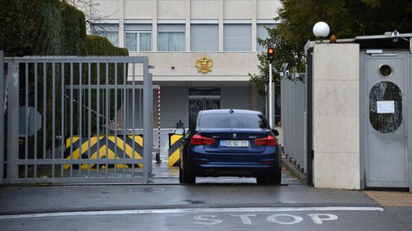 Автомобиль заезжает на территорию Постоянного Представительства Российской Федерации при Отделении ООН и других МО в Женеве