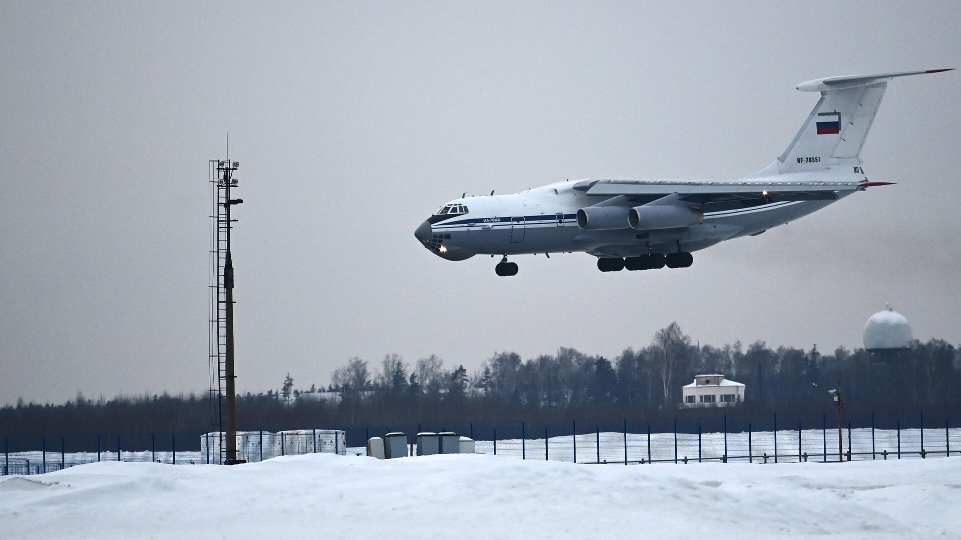 Самолет Ил-76МД военно-транспортной авиации Минобороны России, доставивший из Республики Казахстан граждан России, на аэродроме Чкаловский в Московской области - РИА Новости, 1920, 10.01.2022