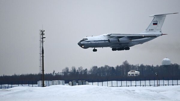 Самолет Ил-76МД военно-транспортной авиации Минобороны России, доставивший из Республики Казахстан граждан России, на аэродроме Чкаловский в Московской области
