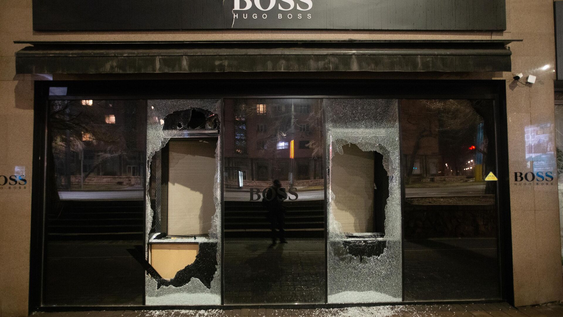 Витрина магазина Hugo Boss, разбитая в ходе уличных беспорядков в Алма-Ате - РИА Новости, 1920, 10.01.2022
