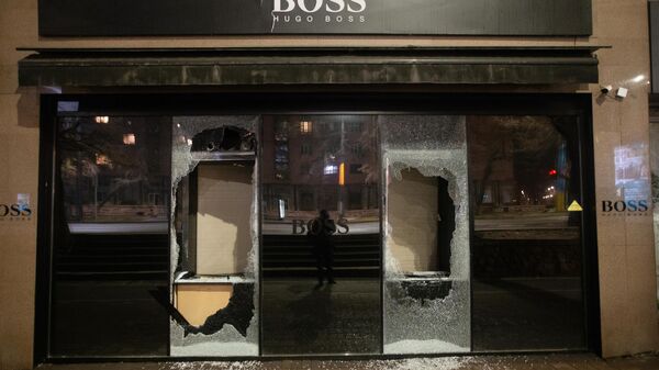 Витрина магазина Hugo Boss, разбитая в ходе уличных беспорядков в Алма-Ате