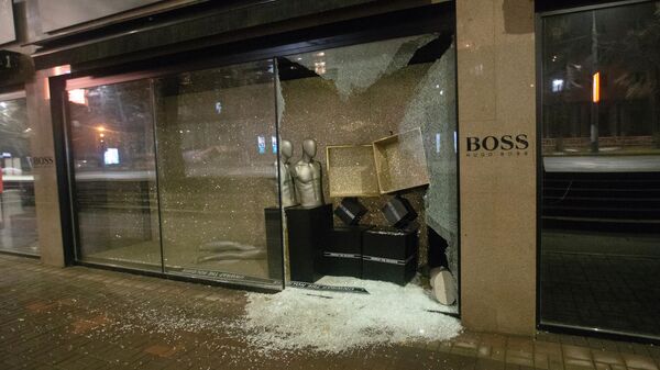 Витрина магазина Hugo Boss, разбитая в ходе уличных беспорядков в Алма-Ате