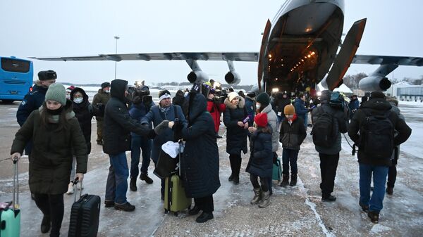 Граждане России, эвакуированные из Казахстана самолетом Ил-76МД Минобороны России, на аэродроме Чкаловский