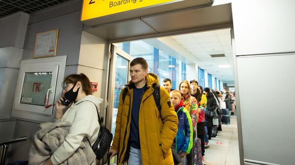 Пассажиры в терминале аэропорта Алма-Аты