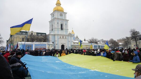 Митинг с призывом к мировым лидерам не допустить капитуляции Украины на переговорах РФ и США на Михайловской площади в Киеве, Украина 