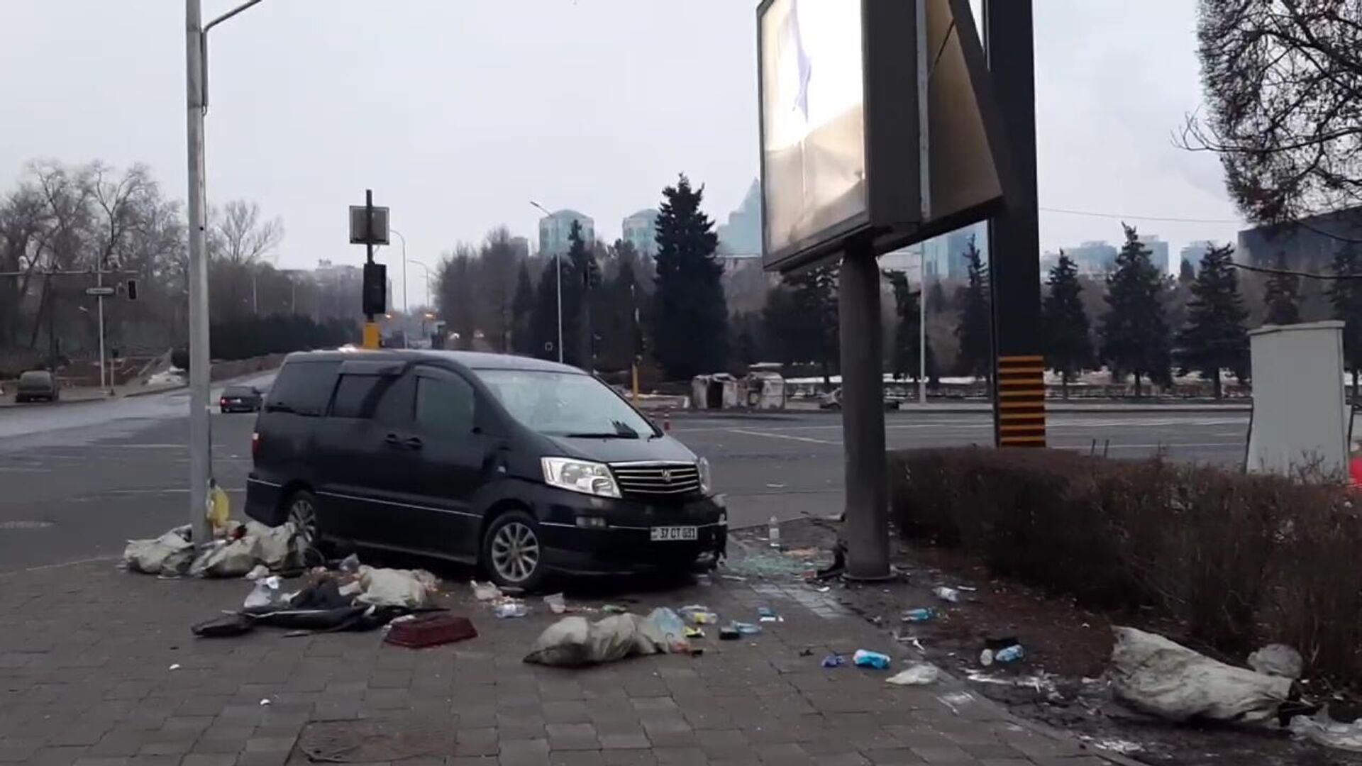 Разбитый автомобиль в Алма-Ате. Стоп-кадр с видео - РИА Новости, 1920, 10.01.2022