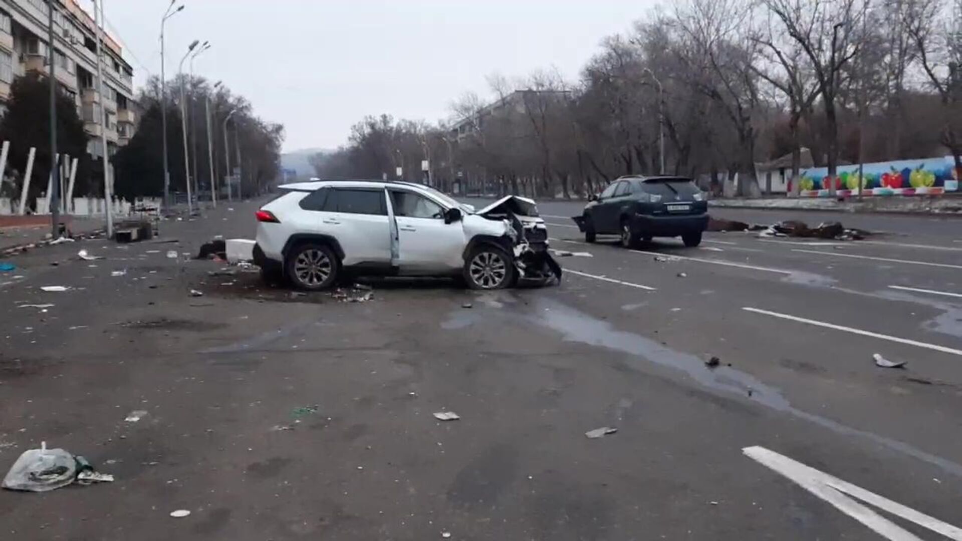 Поврежденный автомобиль в Алма-Ате. Стоп-кадр с видео - РИА Новости, 1920, 10.01.2022