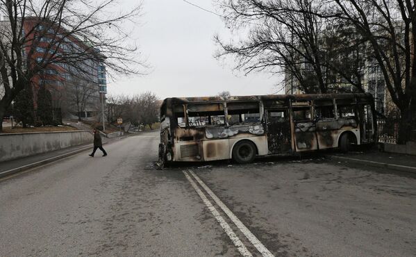 Сгоревший автобус на улице Алма-Аты, Казахстан
