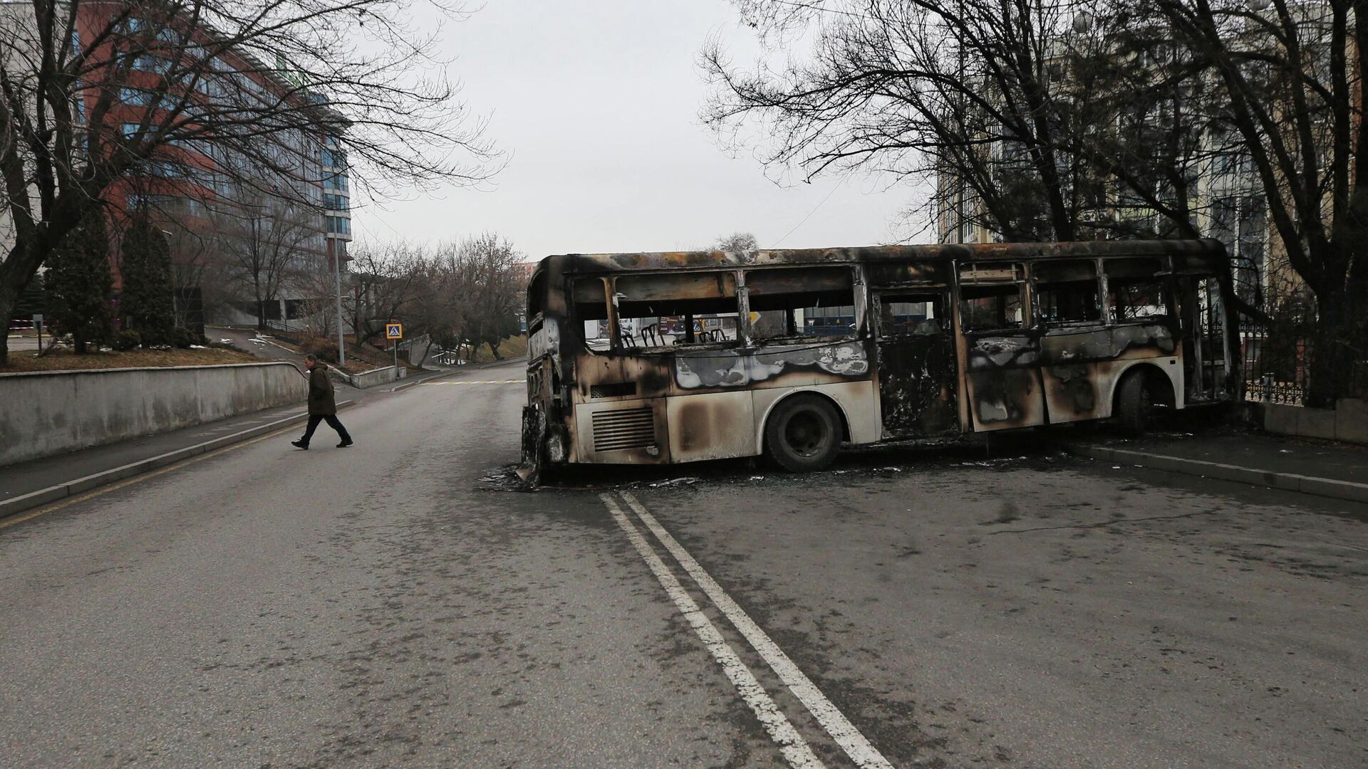 Сгоревший автобус на улице Алма-Аты, Казахстан - РИА Новости, 1920, 11.01.2022