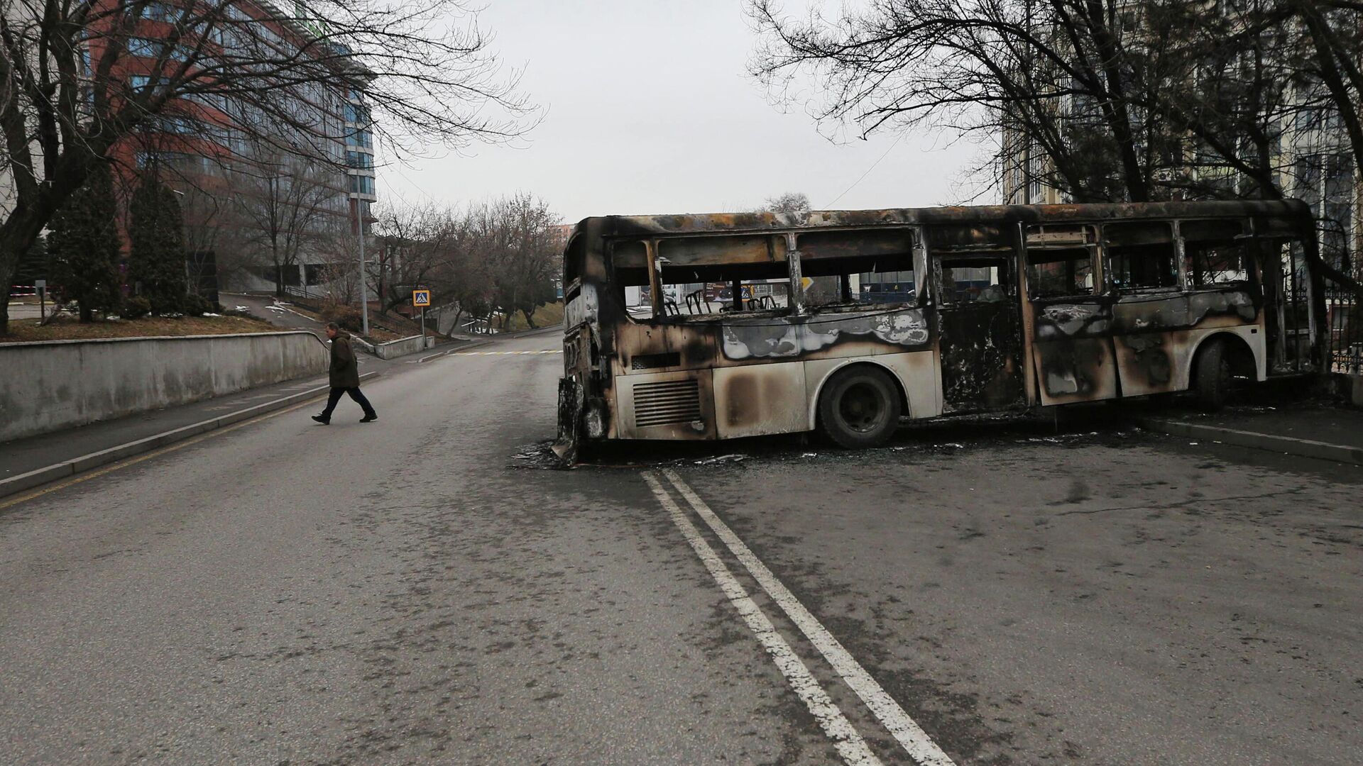 Сгоревший автобус на улице Алма-Аты, Казахстан - РИА Новости, 1920, 11.01.2022