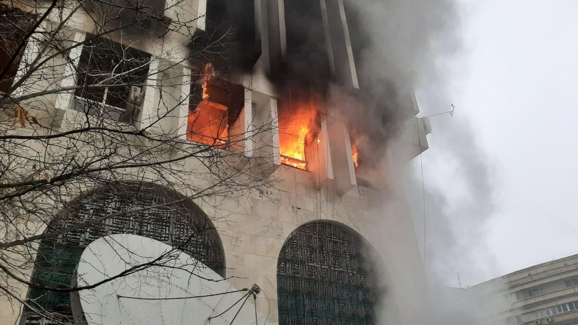 Пожар в бизнес-центре Республика в Алма-Ате - РИА Новости, 1920, 10.01.2022
