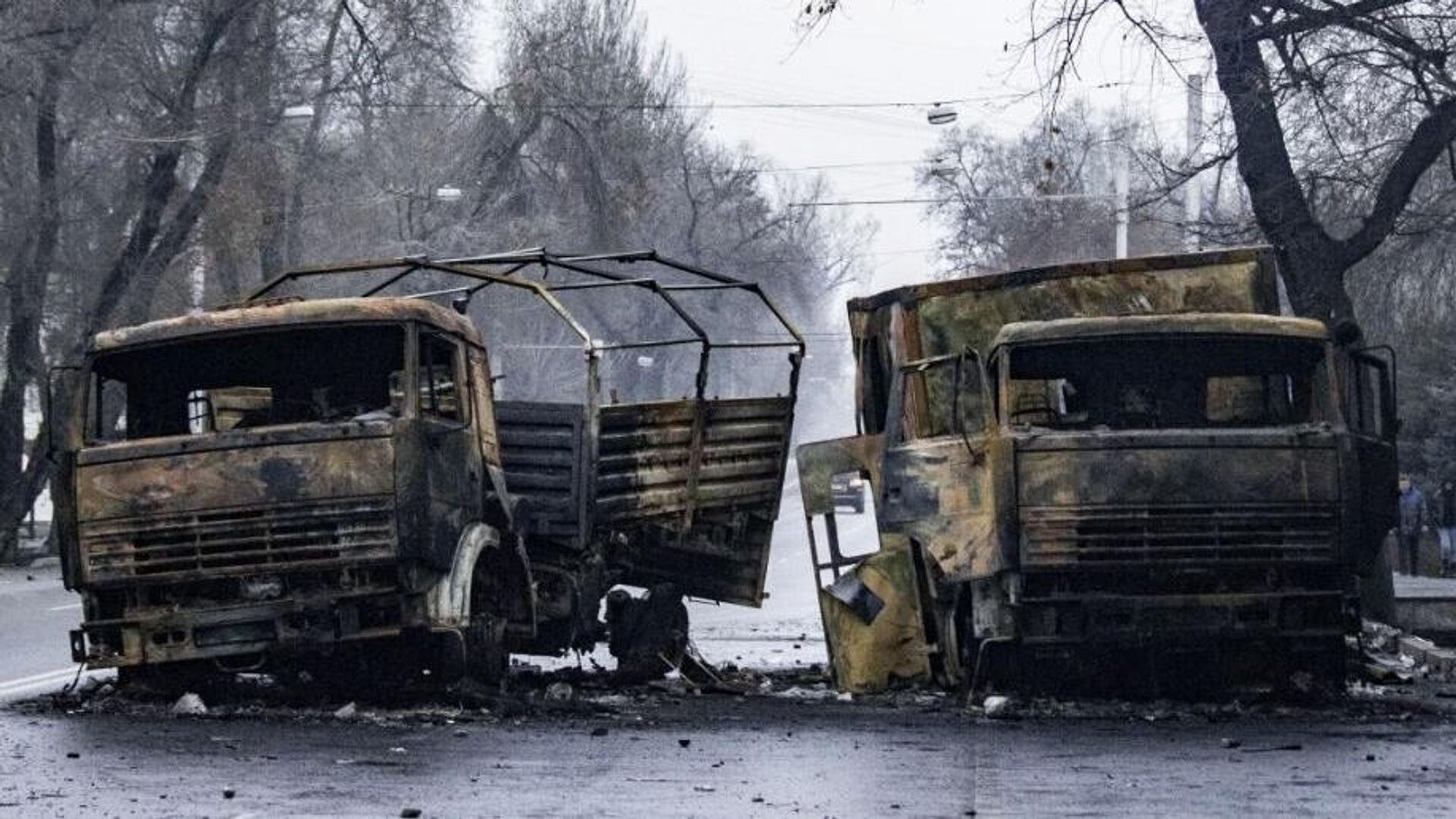 Сожженные грузовые автомобили на улице в Алма-Ате - РИА Новости, 1920, 02.01.2023