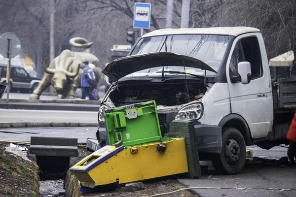 Грузовой автомобиль у разбитого банкомата на улице в Алма-Ате после прошедших там беспорядков