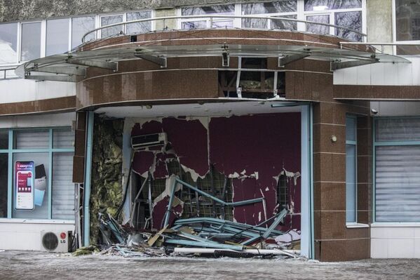 Вход в здание, разрушенный в ходе беспорядков в Алма-Ате