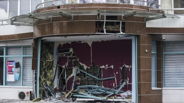 Вход в здание, разрушенный в ходе беспорядков в Алма-Ате
