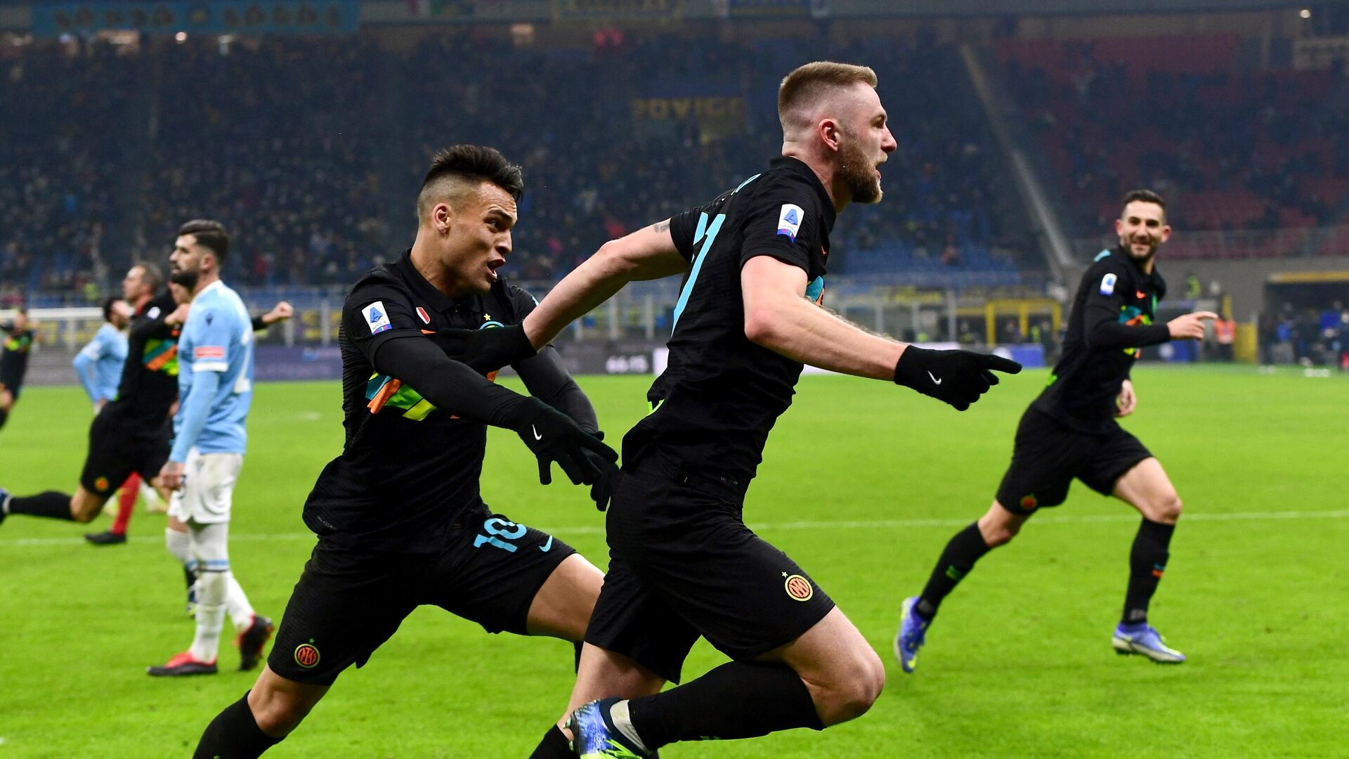 Inter Milan's Slovakian defender Milan Skriniar (C) celebrates with Inter Milan's Argentine forward Lautaro Martinez (L) after scoring a goal during the Serie A football match beetween Inter Milan and Lazio at the Meazza stadium in Milan on January 9, 2022. (Photo by Miguel MEDINA / AFP) - РИА Новости, 1920, 10.01.2022