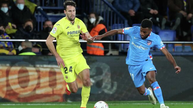 Villarreal's Spanish defender Alfonso Pedraza (L) vies with Atletico Madrid's French midfielder Thomas Lemar during the Spanish league football match between Villarreal CF and Club Atletico de Madrid at La Ceramica stadium in Vila-real on January 9, 2022. (Photo by JOSE JORDAN / AFP)