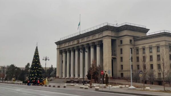 В день траура в Алма-Ате приспущены флаги на зданиях