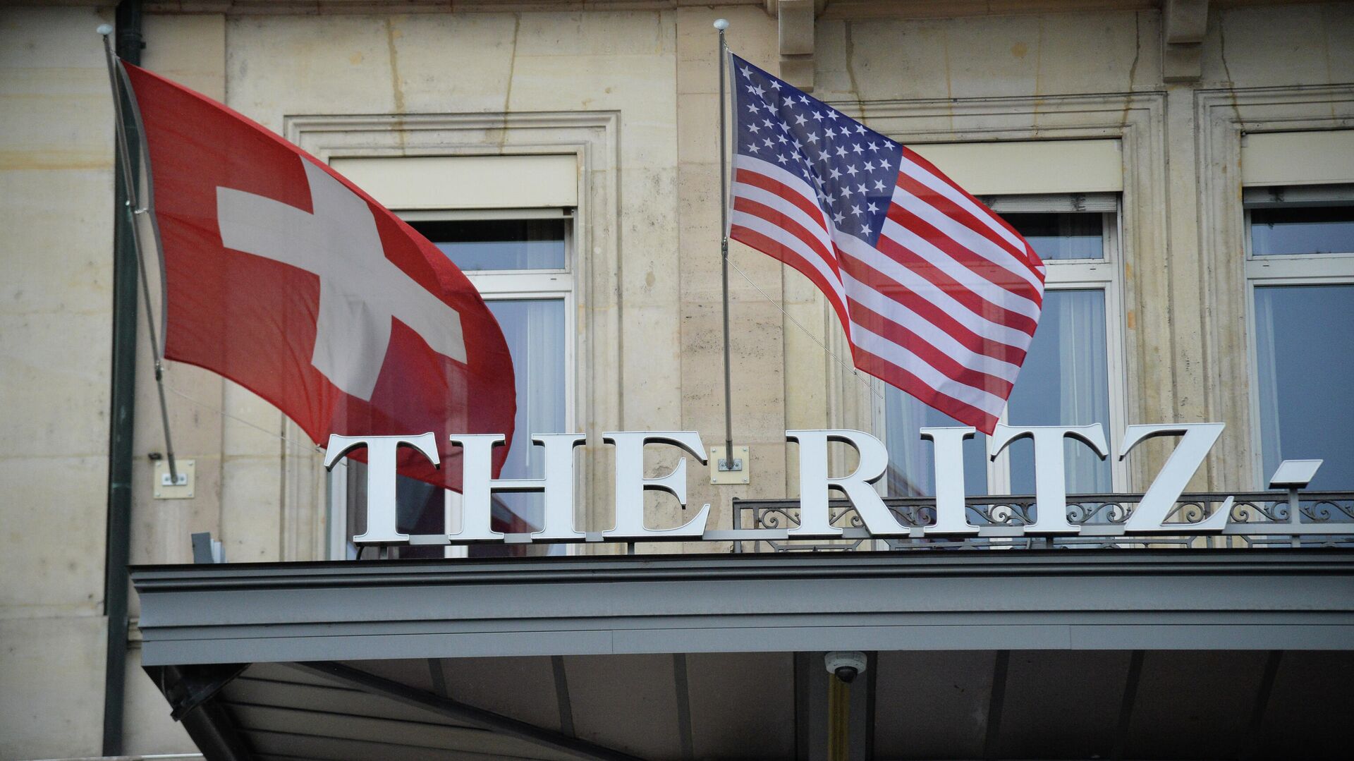 Флаги Швейцарии и США на здании отеля Ритц-Карлтон в Женеве - РИА Новости, 1920, 10.01.2022