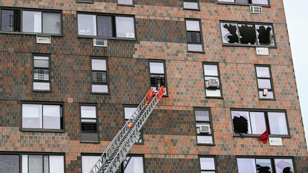 Ликвидация пожара в жилом доме в Нью-Йорке