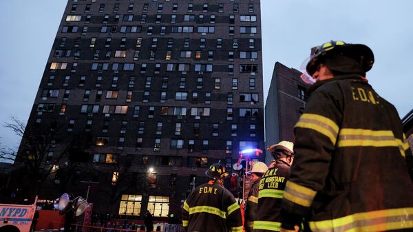 Ликвидация пожара в жилом доме в Нью-Йорке