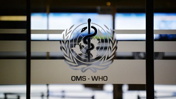 Эмблема Всемирной организации здравоохранения на дверях штаб-квартиры