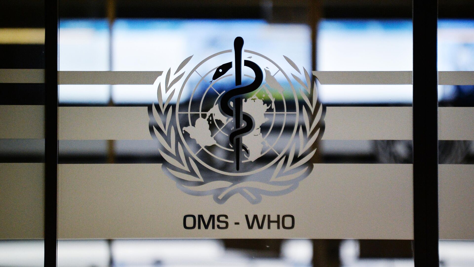 Эмблема Всемирной организации здравоохранения на дверях штаб-квартиры - РИА Новости, 1920, 05.05.2023