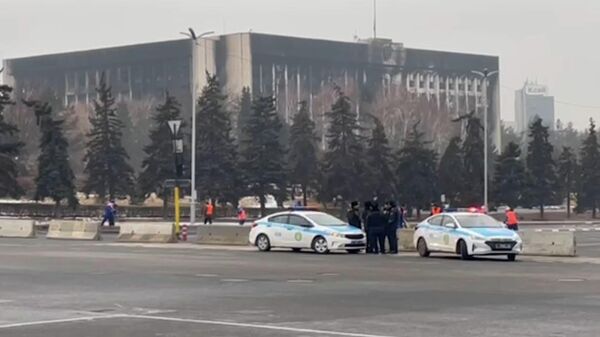 Уборка и разбор сгоревшей техники на центральной площади Алма-Аты