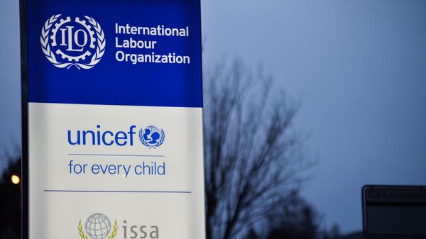 Эмблемы Международной организации труда (МОТ), Детского фонда ООН (ЮНИСЕФ) и Международной ассоциации социального обеспечения (МАСО) на указателе