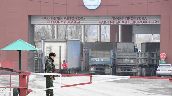 Пункт пропуска Ак-Тилек автодорожный на границе Киргизии с Казахстаном
