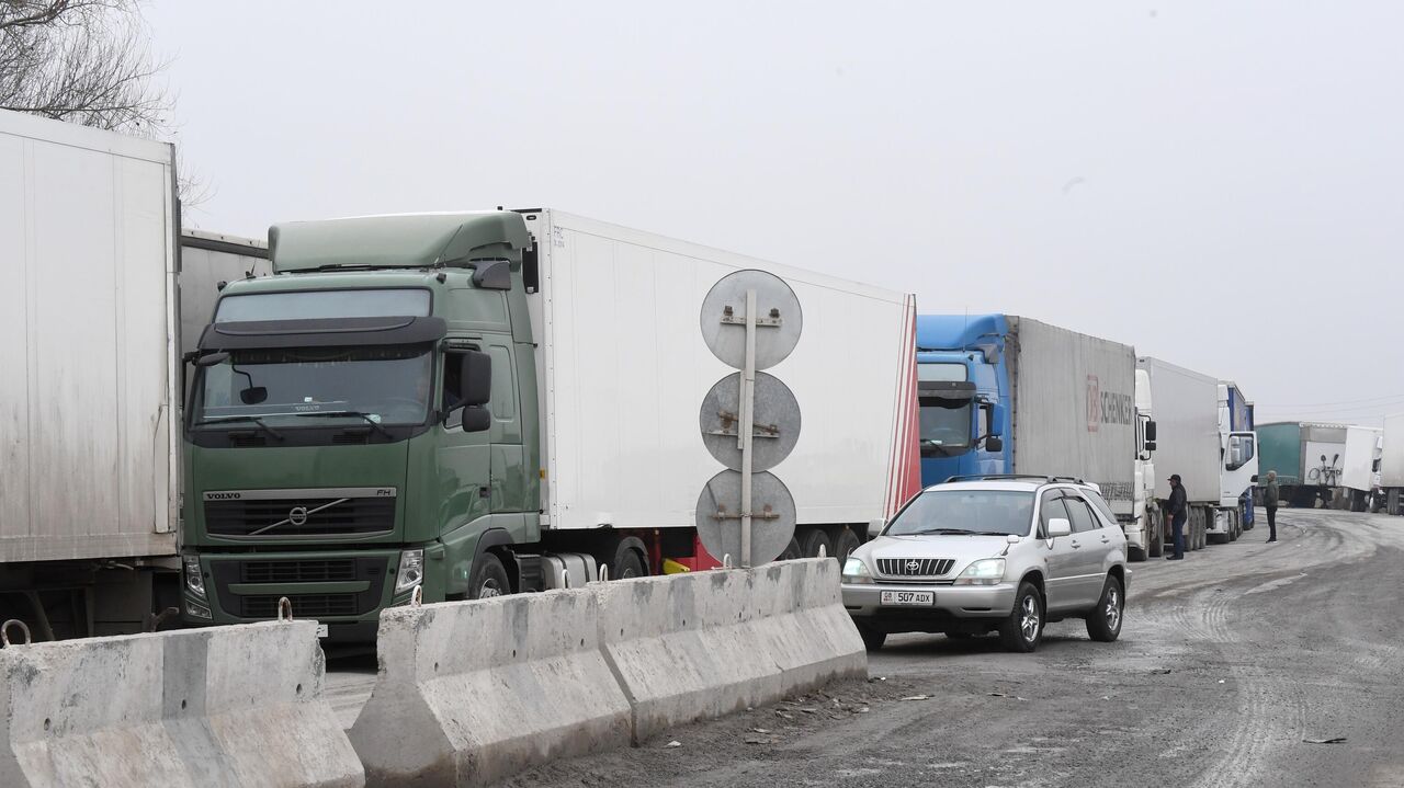 На границе Казахстана и Киргизии образовалась пробка из грузовиков - РИА  Новости, 10.01.2022